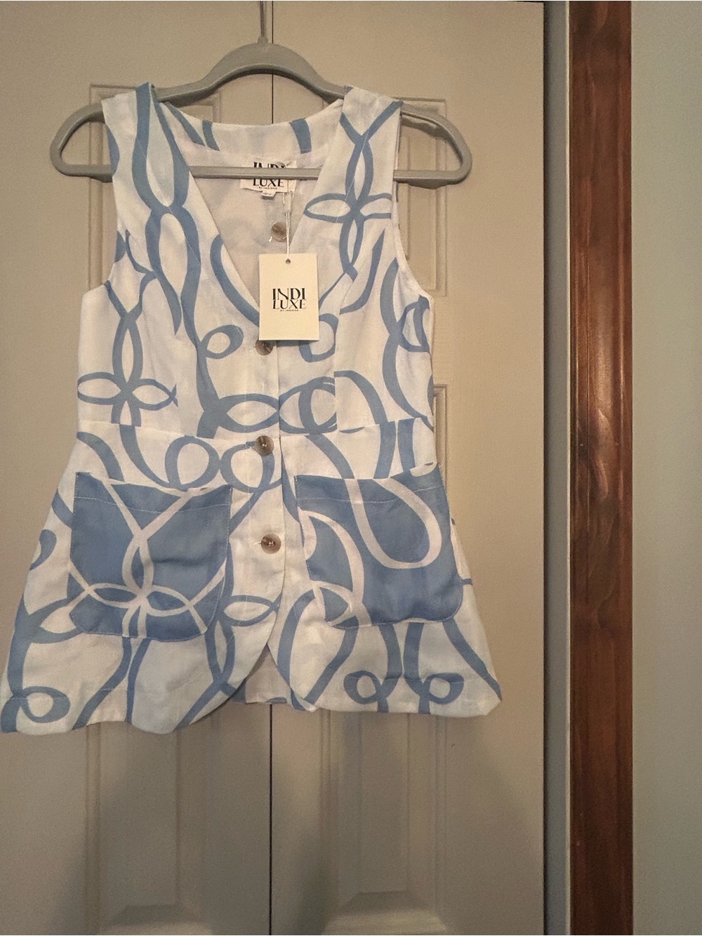 INDI LUXE Women's Blue & White Patterned Sleeveless Top